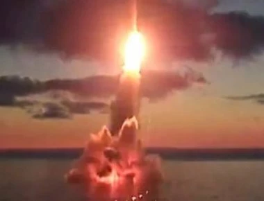 Σπάνιες εικόνες από εκτόξευση βλημάτων RPK-7 Veter από το καταδρομικό «Μέγας Πέτρος» (βίντεο)